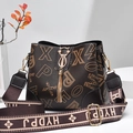 Braune Beuteltasche mit Buchstabendruck, Katzenschloss und breitem Jacquard-Gurt auf Grau - Buchstaben Kaffee