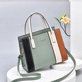 Borsa a mano in pelle a contrasto con due manici e dettagli in metallo dorato - Verde