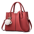 Elegante borsa a mano rossa con trama litchi e ciondolo di perle e pompon - Rosso