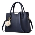 Borsa a mano blu navy con motivo litchi, chiusura dorata e ciondolo a pompon - Blu