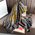 Luxuriöser Seidenschal mit Leopardenmuster, drapiert über einer Handtasche in Mode-Umgebung - Gelb Grau Schwarz Patchwork Leopard Stil (XL101-1) / 180*90CM