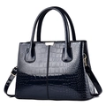 Bolso de mano en cuero charol negro con grabado de cocodrilo y detalles dorados - Azul oscuro