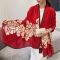 Lussuoso scialle di seta rossa con stampa floreale indossato da una modella in casa moderna - Stile Floreale Grande Rosso (XL107-1) / Taglia Grande