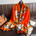 Détail d'une écharpe de luxe en soie orange avec des motifs de pivoines blanches - Camélia Orange (XL131-2) / Orange