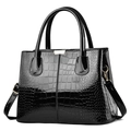 Elegante bolso de mano en charol negro con grabado de cocodrilo y detalles en metal dorado - Negro