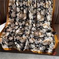 Lussuoso scialle in seta grande con elegante stampa rosa su fondo nero sul divano - 180*90CM / Rosa di Lusso Nera e Oro (XL134-2)