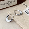Macro di orecchini a goccia d'argento su una scatola per gioielli vintage in legno - Argento