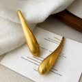 Nahaufnahme der mattgoldenen Tropfenohrringe mit gebürsteter Metallstruktur im Tropfendesign - Gebürstetes Finish / Gold