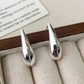 Elegantes pendientes de gota plateados con acabado de espejo en una caja de joyería - Plateado