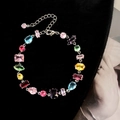 Bracciale in argento con pietre multicolori a goccia e taglio smeraldo su fondo nero - Argento