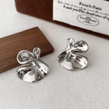 Pendientes plateados irregulares con textura plisada en un ambiente de joyería moderna - Plisado de Ola Abstracta (A-1835)
