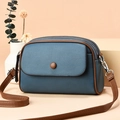Mini bolso bandolera azul oscuro con textura lichi, ribete de cuero marrón y tres cremalleras - Azul
