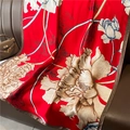 Détail d'une écharpe en soie rouge avec motif floral de pivoine sur meuble en cuir - Rouge Chinois Bâtiment Pivoine (XL124-1)