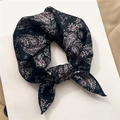 Dettaglio della stampa paisley su un foulard di raso nero annodato a fiocco - Motivo Paisley Classico Nero Bianco Rosso (FX-280)