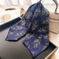 Elegante foulard quadrato in raso blu navy con motivo paisley esposto su un vassoio lusso - Motivo Paisley Blu Profondo (FX-281)