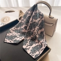 Dettaglio di un foulard in raso rosa con motivo paisley su borsa di pelle - Motivo Paisley Rosa Chiaro Verde (FX-282)