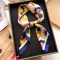 Detalle de pañuelo cuadrado efecto seda con motivos geométricos en caja de regalo - 70cmx70cm / Rosa Amarillo Marino Bloque de Color (FJ738-2)