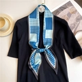 Détail d'un foulard en soie à pois noué sur un pull avec une broche camélia blanc - Bleu Foncé Contraste Géométrique (LE-173)