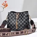 Bolso tipo cubo a cuadros gris oscuro con correa ancha y colgante de gato dorado - Cuadros Negros