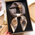 Detail eines Seidenschals mit Hahnentrittmuster in Beige und Kaffee in einer Geschenkbox - Kaffee und Beige Gold Spleißen Hahnentritt Geometrisch (FJ733-2)
