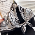 Foulard quadrato in seta con motivi di gatti e fiori in bianco e nero e bordo ondulato - Classica Stampa Gatto Coniglio Nero Bianco Grigio (FN130-4)