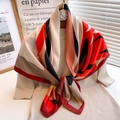 Elegante foulard in seta satinata 90cm con motivi geometrici in rosso e crema - Stile Geometrico Colorblock Rosso Crema (FN131-3)