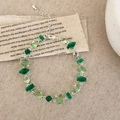 Dettaglio di cristalli blu e verdi in forme geometriche su un braccialetto regolabile - Argento Verde Zircone