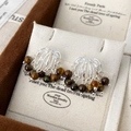 Detalle de pendientes de borla de ojo de tigre con diseño de abanico en plata 925 - Plateado
