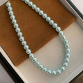 Collier élégant en perles bleu clair avec fermoir doré dans un coffret de luxe - Bleu Glacé (Très Grand)