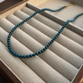 Collier de perles bleu paon élégant avec fermoir mousqueton doré et chaîne d'extension - Bleu Foncé (Petit)