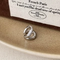 Dettaglio ravvicinato di un ear cuff a doppio strato in argento con micro zirconi lucidi - Argento