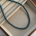 Collier de perles bleu paon profond avec haute brillance sur doublure en velours - Bleu Profond (Moyen)