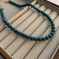 Collier de perles vert foncé élégant avec fermoir doré dans une boîte à bijoux beige - Bleu Foncé (Grand)