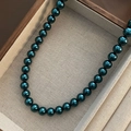 Collier élégant en perles vert émeraude avec finition brillante et perles foncées - Bleu foncé (XL)