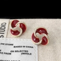 Dettaglio macro di orecchini smaltati rossi con zirconi in montatura dorata - Orecchini a Bottone in Smalto Rosso Ankara