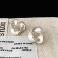 Dettaglio macro di orecchini vintage dorati con zirconi e petali di smalto bianco fine - Orecchini a Bottone in Smalto Bianco