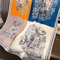 Detail eines Seidenschals mit Paisley-Mustern und Patchwork-Design in vier Blockfarben - Paisley Patchwork (XL115-1)