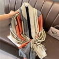 Detail eines Seidenschals mit griechischem Schlüsselmuster auf braunem Lederhintergrund - Geometrischer Mäander (XL116-1)