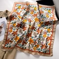 Dettaglio del foulard quadrato in raso con motivo floreale su trench che mostra la seta - Bordo Giallo (FJ727-1)