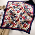 Dettaglio di un foulard di seta con motivi floreali e bordo blu scuro classico - Bordo Blu (FJ727-2)