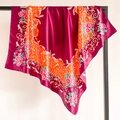 Dettaglio di sciarpa in raso a fiori con texture setosa e drappeggio su supporto nero - 90*90cm / Rosa Fucsia