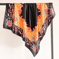 Dettaglio di sciarpa in raso con trama liscia e motivi vintage a rose arancioni - 90*90cm / Nero