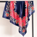 Détail d'un foulard en satin aux motifs baroques et floraux bleu marine et rouge - 90*90cm / Bleu