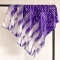 Elegante sciarpa di raso viola scuro con motivi astratti appesa a una gruccia nera - Stampa Patchwork Viola e Bianco (FT244-1)