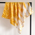 Dettaglio di sciarpa in raso di seta gialla e bianca appesa a un supporto di metallo - Texture Radiale Astratta Giallo e Bianco (FT244-4)