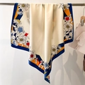 Detail eines Seidenschals mit Blumendruck und geometrischem Rand auf Satin-Stoff - Beige Blauer Rand Floral (FN139-2)
