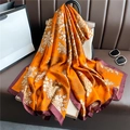 Luxe zijden sjaal met bloemenprint in oranje en goud met een bordeauxrode rand decor - Helder Oranje Geel Pioenroos Wolk Patroon (XL98-2)