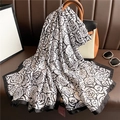 Lujoso pañuelo de seda con estampado de rosas en blanco y negro y borde elegante - Estampado de Rosas en Blanco y Negro (XL89-1)