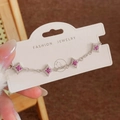 Dettaglio macro del bracciale argento con stelle in zircone e pietre rosa - Bracciale Argento Zirconia Rosso Rosa