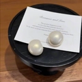 Elegante große runde Perlenohrstecker mit Spiegelglanz auf einer minimalistischen Karte - Weiße Perle